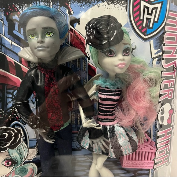 MONSTER HIGH DOLL GARROTT DU ROQUE & ROCHELLE GOYLE LOVE IN SCARIS NRFB - Picture 2 of 11